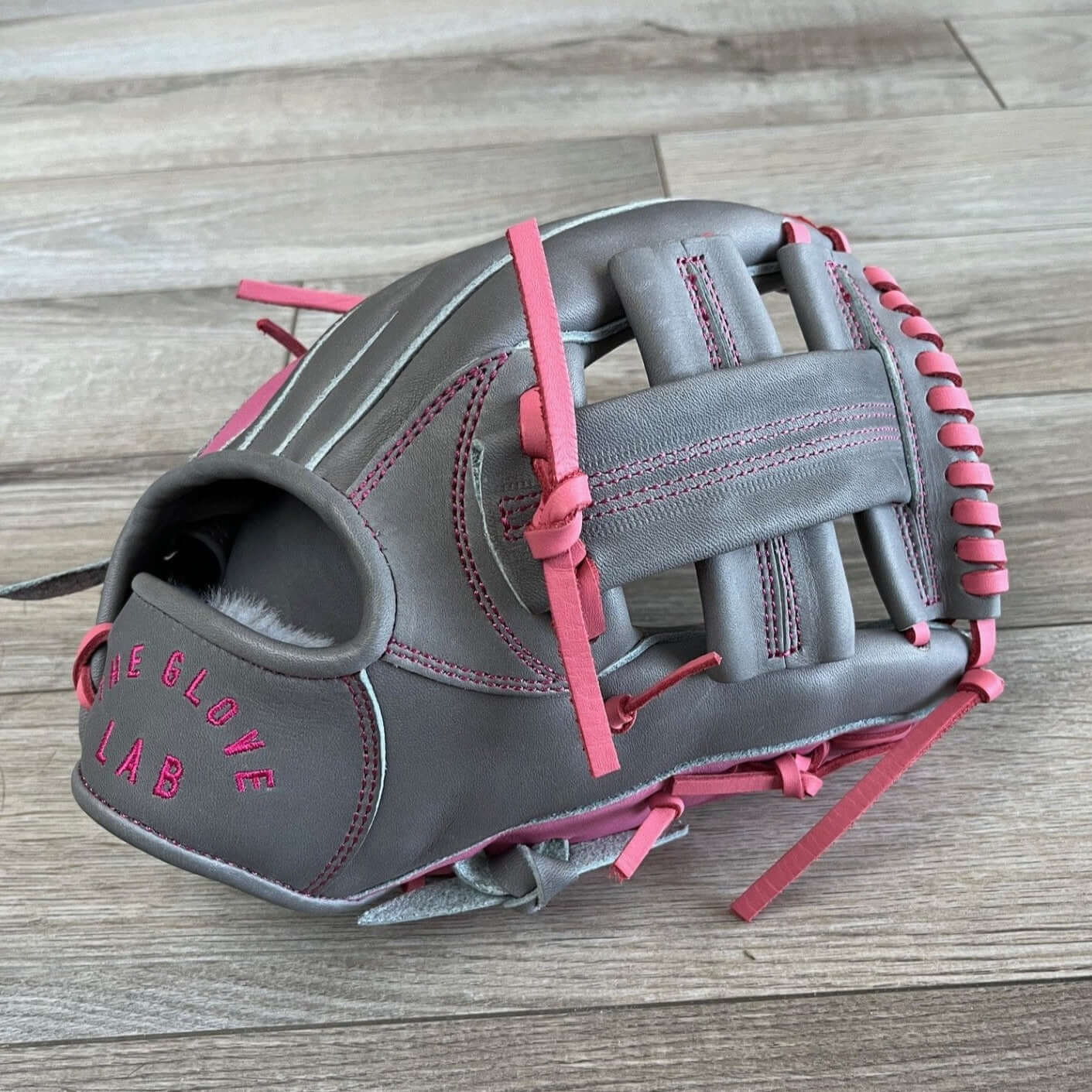 Youth 10.75' baseball glove with single post web and pink accents