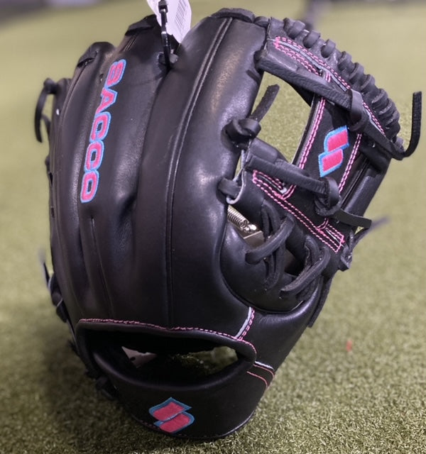 Sacco European Kip RHT I-Web "Miami" 11.5" baseball glove, showcasing premium leather and reinforced design for durability.