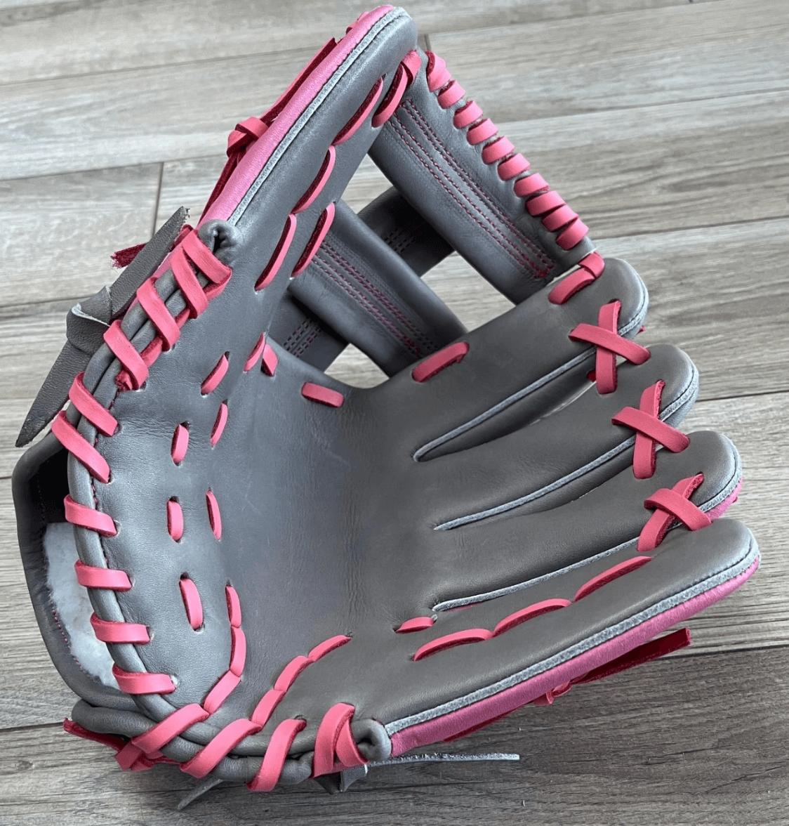 Youth 10.75' baseball glove with single post web and pink accents