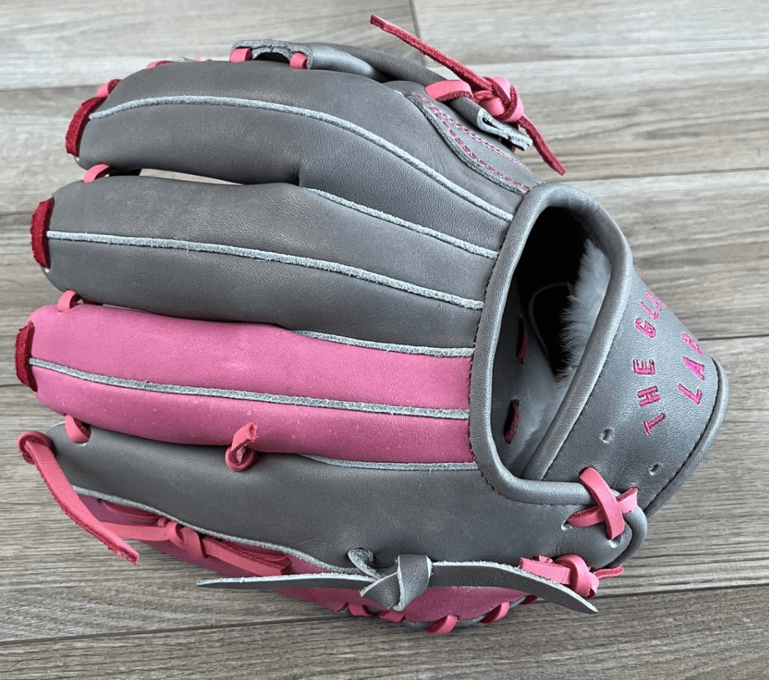 Youth 10.75' baseball glove with single post web and pink accents